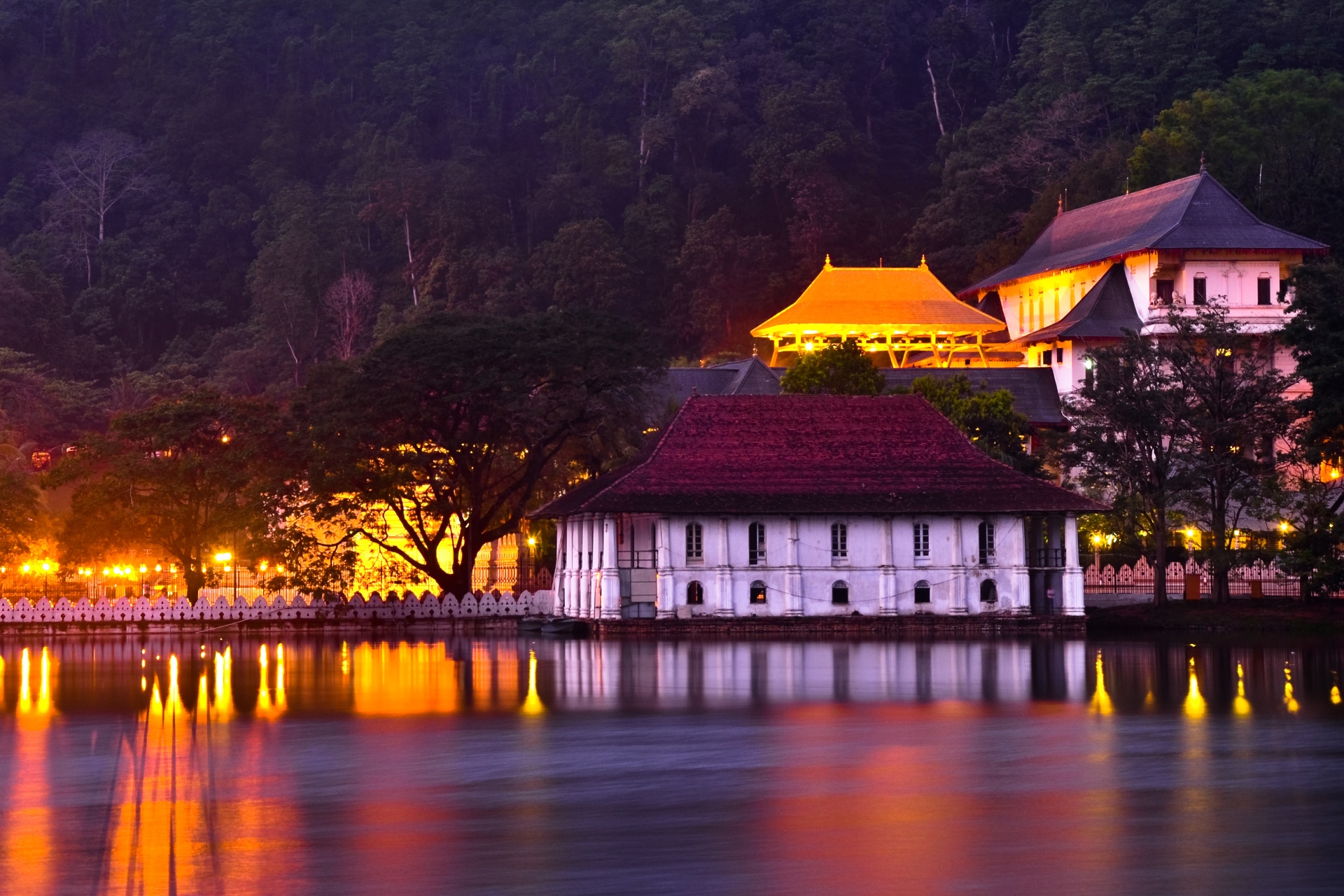 Kandy lake scenic view Sri Lanka